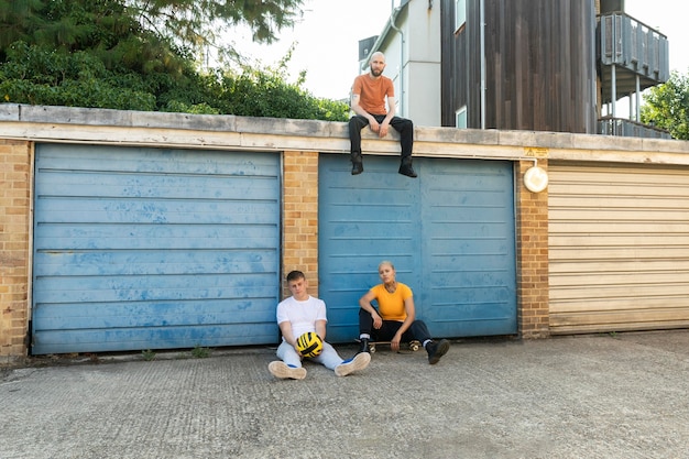 Amigos de tiro largo sentados al aire libre