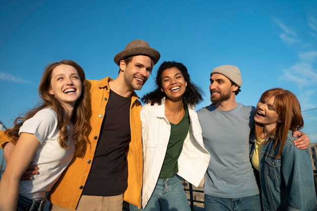 Amigos de tiro medio al aire libre