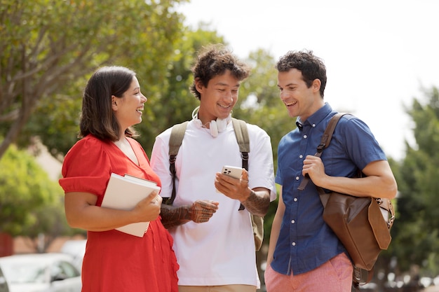 Amigos de tiro medio al aire libre