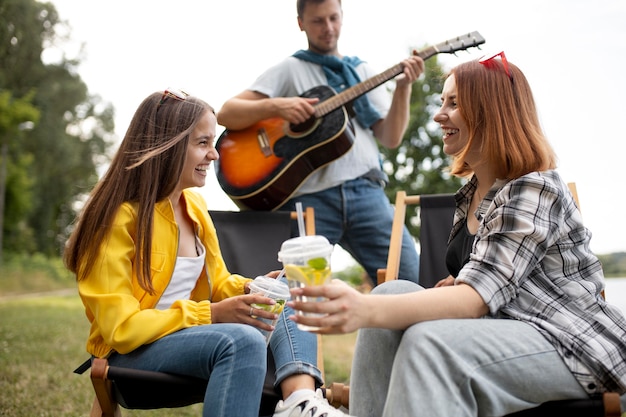 Amigos de tiro medio con bebidas y música.