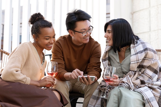 Amigos de tiro medio con bebidas