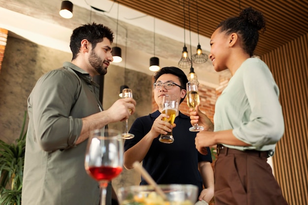 Amigos de tiro medio con bebidas