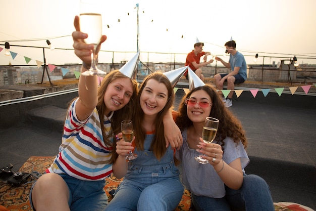 Foto gratuita amigos de tiro medio con bebidas