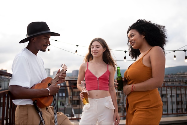 Amigos de tiro medio con bebidas