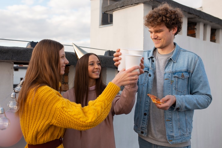 Foto gratuito amigos de tiro medio con bebidas