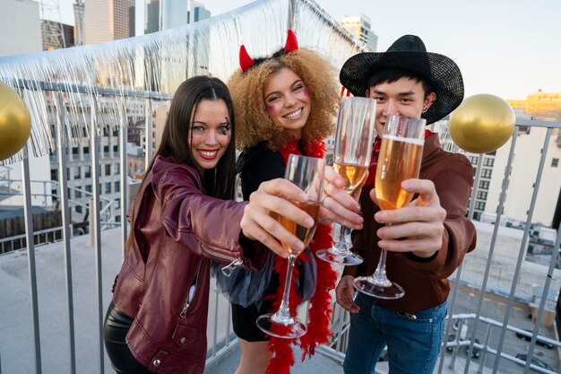 Amigos de tiro medio con bebidas