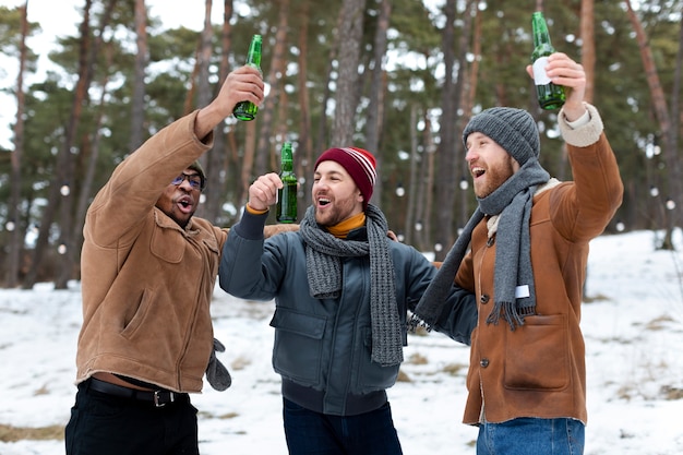 Amigos de tiro medio con botellas de cerveza