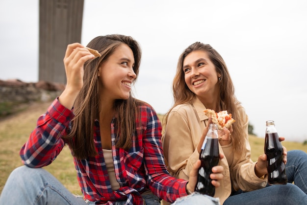 Amigos de tiro medio con botellas de refresco