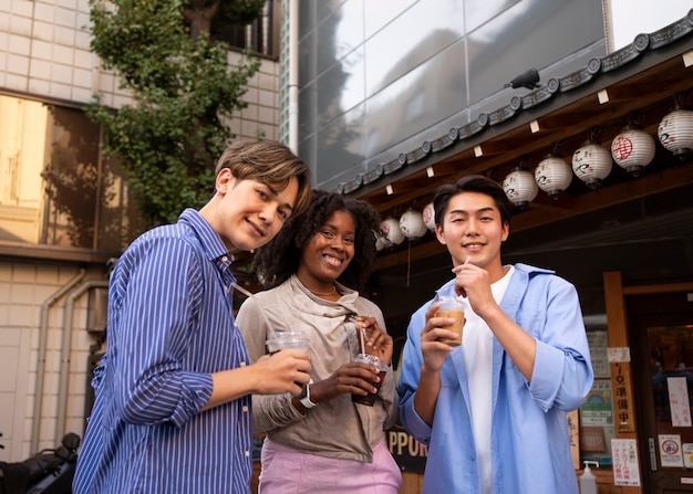 Amigos de tiro medio con café helado.