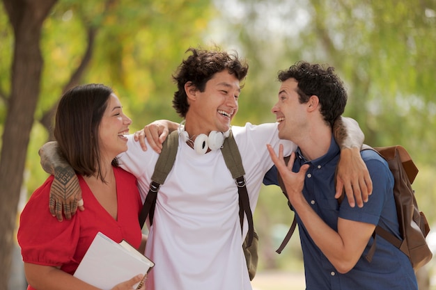 Foto gratuita amigos de tiro medio caminando juntos