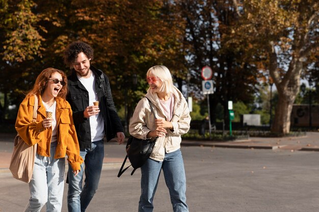 Amigos de tiro medio caminando juntos