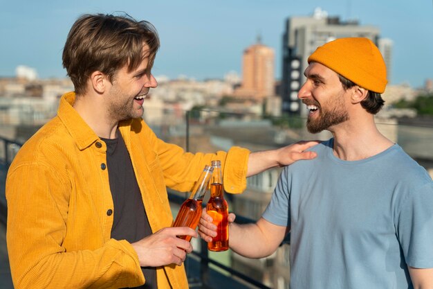 Amigos de tiro medio celebrando al aire libre