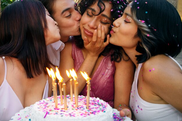 Amigos de tiro medio celebrando cumpleaños