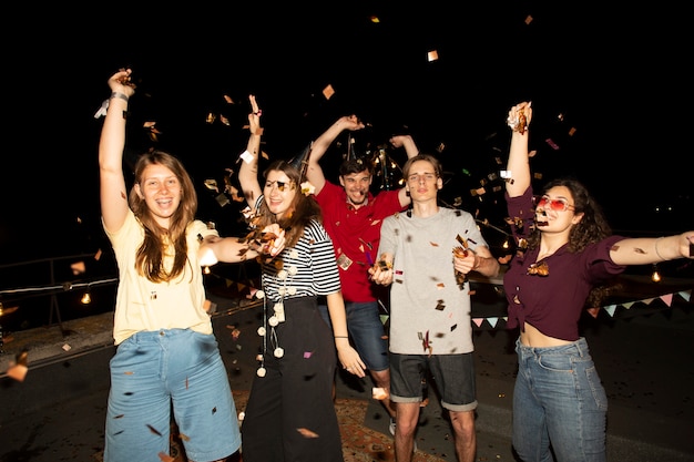 Foto gratuita amigos de tiro medio celebrando juntos