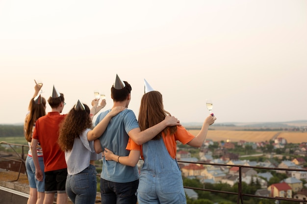 Amigos de tiro medio celebrando