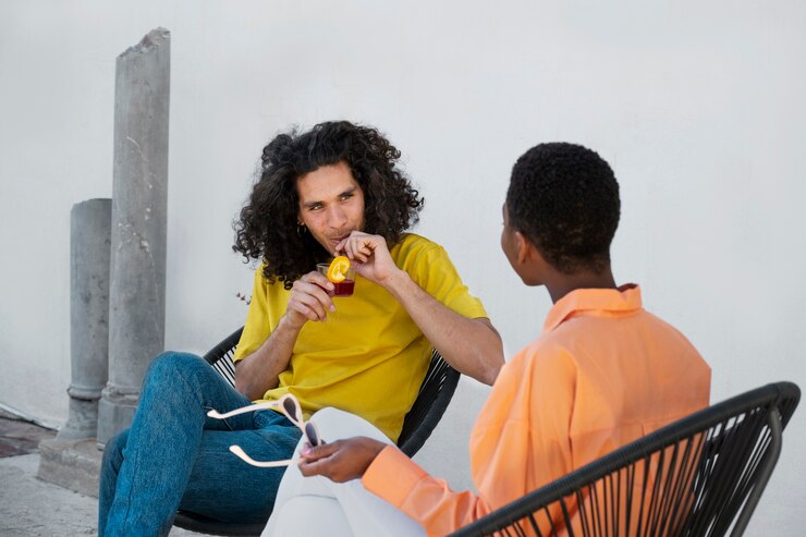 Foto gratuito amigos de tiro medio chateando después de covid