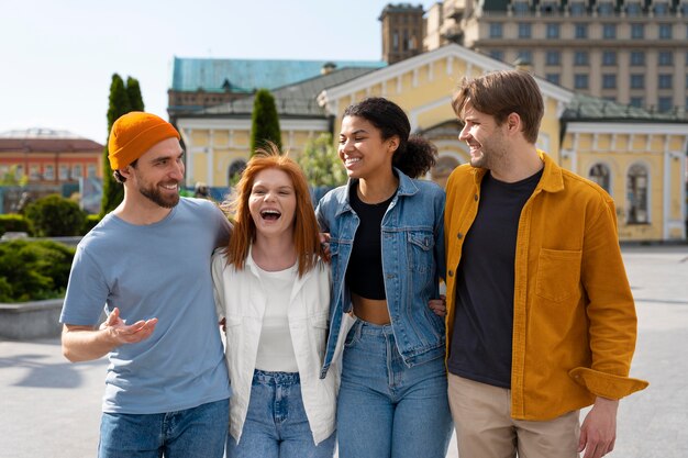 Amigos de tiro medio en la ciudad