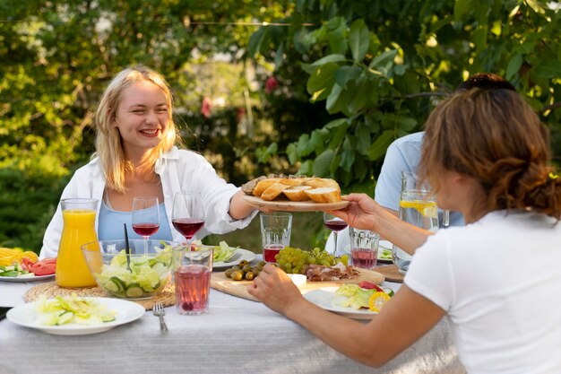 Amigos de tiro medio con comida deliciosa