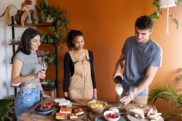 Amigos de tiro medio con comida deliciosa