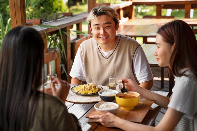 Amigos de tiro medio con comida deliciosa