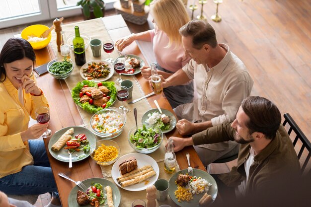 Amigos de tiro medio comiendo juntos