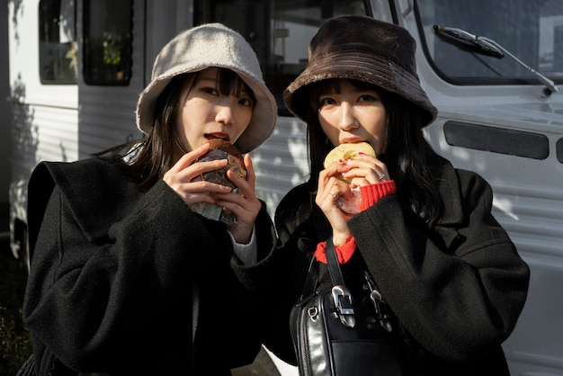 Foto gratuita amigos de tiro medio comiendo juntos