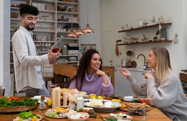 Foto gratuita amigos de tiro medio comiendo queso fresco