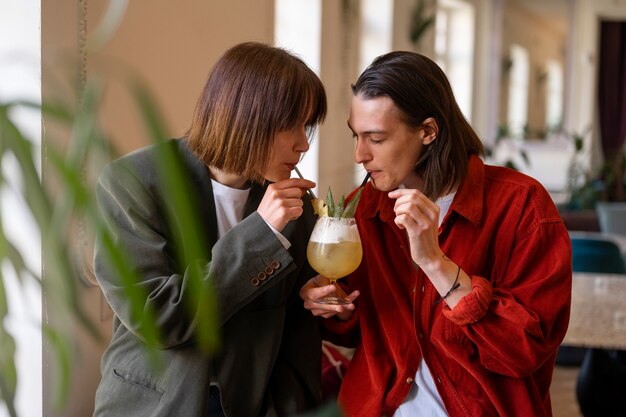 Amigos de tiro medio con deliciosos cócteles.