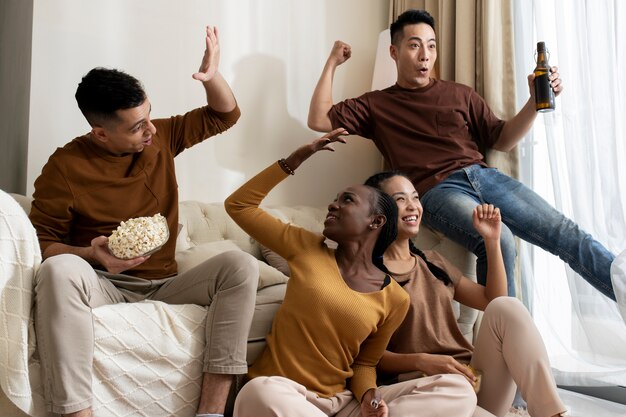 Amigos de tiro medio divirtiéndose en el interior