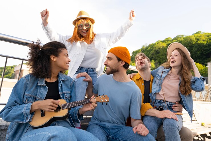 Foto gratuito amigos de tiro medio divirtiéndose juntos