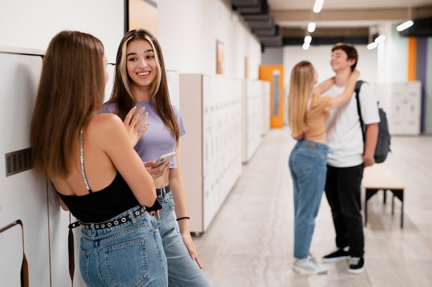 Amigos de tiro medio y enamoramiento en la escuela