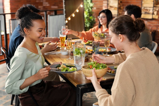 Amigos de tiro medio con ensalada deliciosa