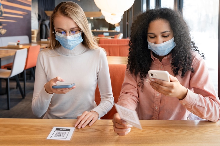 Foto gratuito amigos de tiro medio escaneando el menú qr en el restaurante