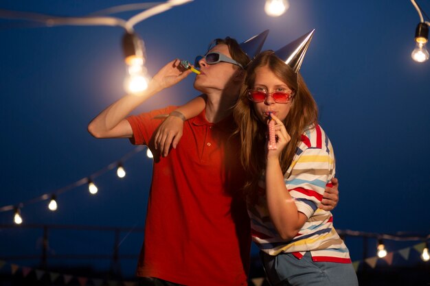 Amigos de tiro medio en la fiesta de cumpleaños