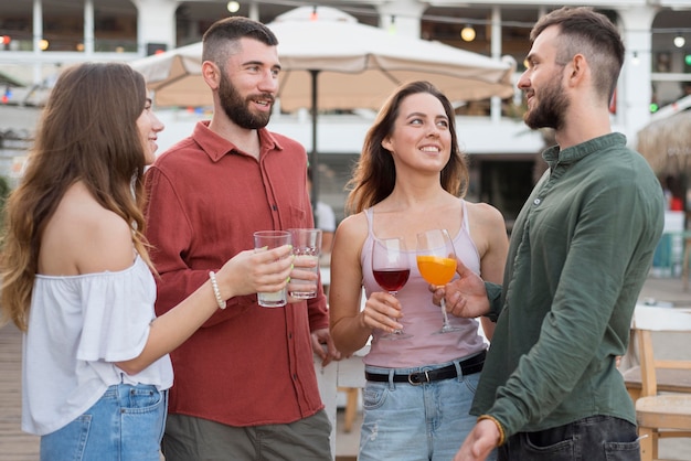 Amigos de tiro medio de fiesta juntos