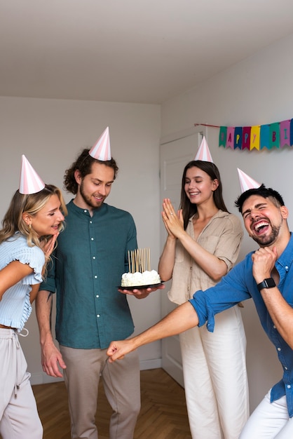 Amigos de tiro medio de fiesta juntos