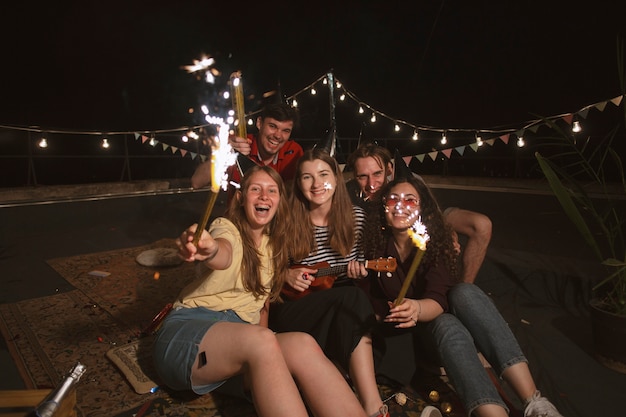 Amigos de tiro medio en la fiesta