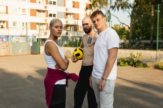 Foto gratuita amigos de tiro medio con fútbol