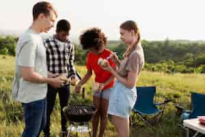 Foto gratuita amigos de tiro medio haciendo barbacoa