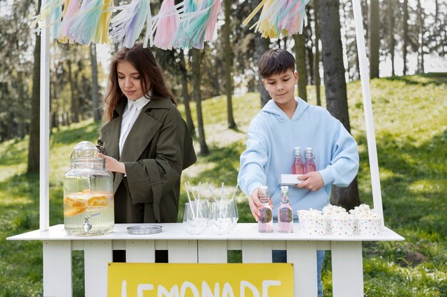 Amigos de tiro medio haciendo limonada