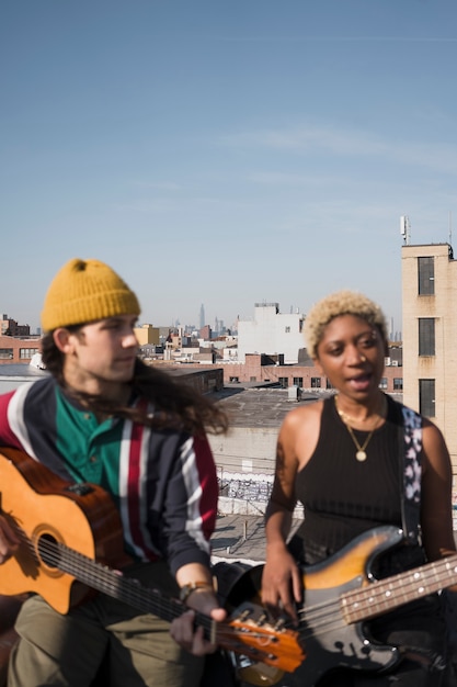 Amigos de tiro medio haciendo música juntos