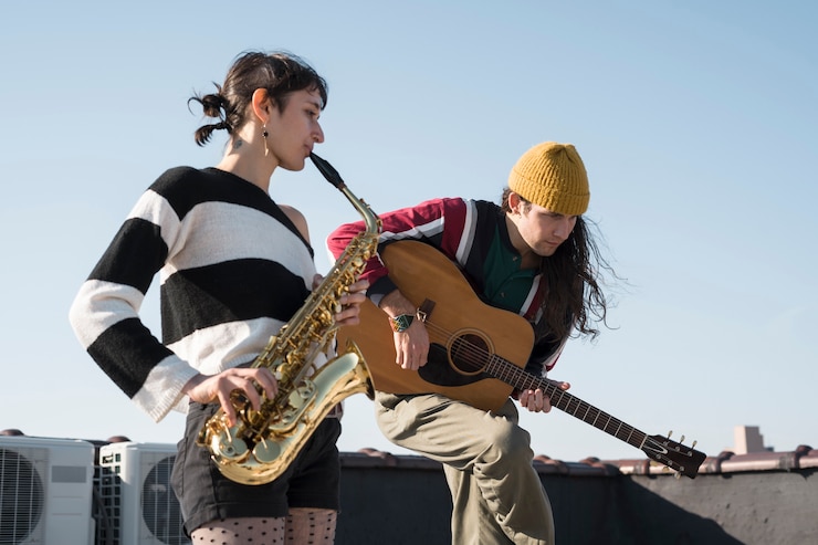 Foto gratuito amigos de tiro medio haciendo música juntos