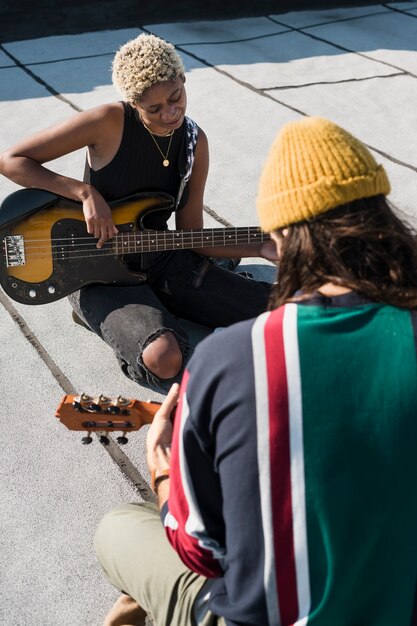 Amigos de tiro medio haciendo música