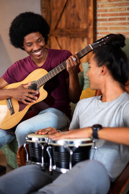 Foto gratuita amigos de tiro medio haciendo música