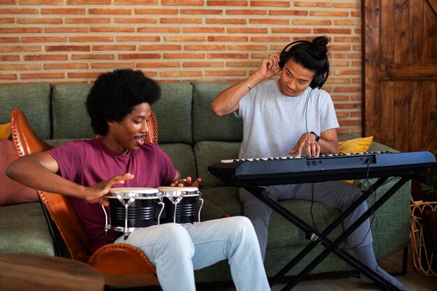 Amigos de tiro medio haciendo música