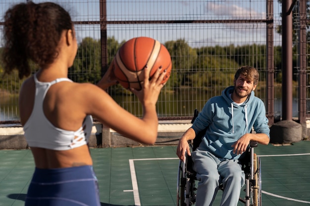 Amigos de tiro medio jugando baloncesto