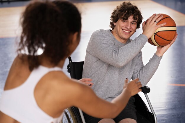 Amigos de tiro medio jugando baloncesto