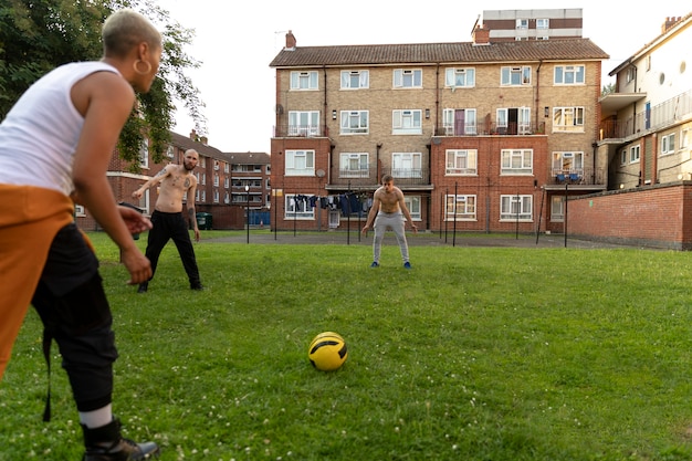 Foto gratuita amigos de tiro medio jugando con pelota