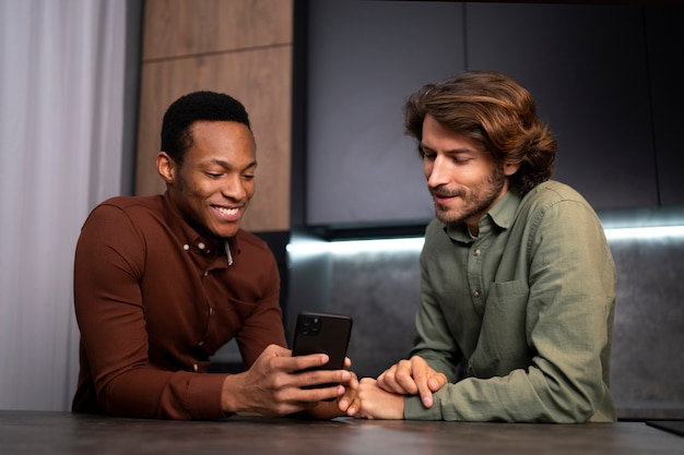 Foto gratuita amigos de tiro medio leyendo mensajes de teléfono celular