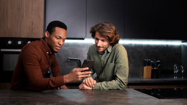 Amigos de tiro medio leyendo mensajes de teléfono celular